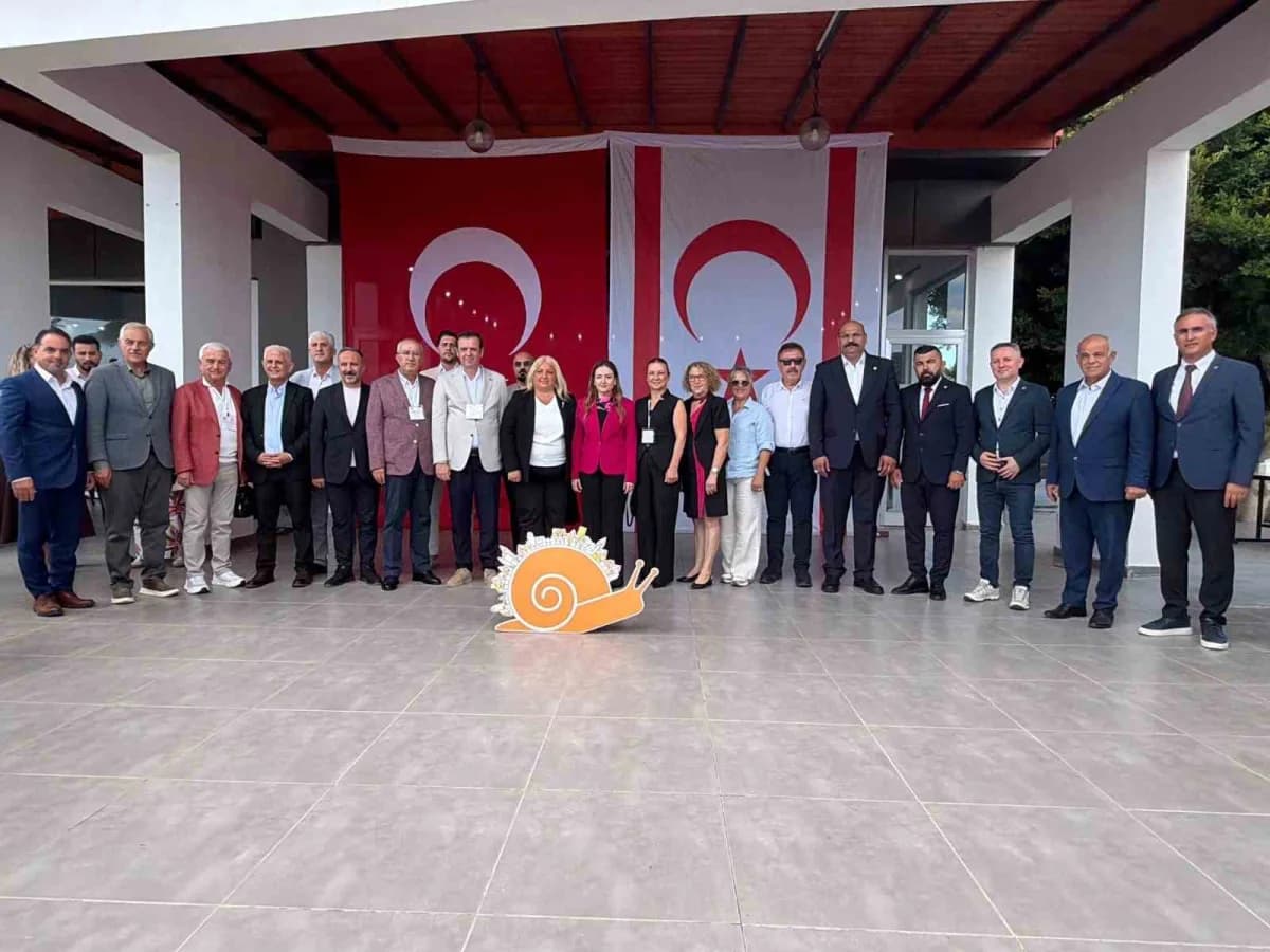 Çameli Belediye Başkanı ve proje koordinatörlerinin Cittaslow Türkiye-KKTC iş birliği toplantısında sunum yapması