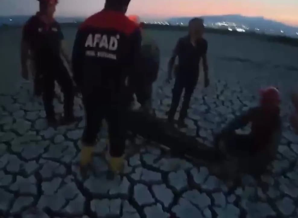Kahramanmaraş İmran Kılınç Köprüsü altında çamura saplanan vatandaşın kurtarılması için ekiplerin çalışması