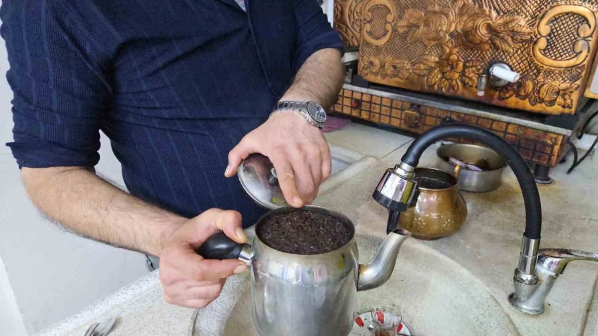 Samsun'da çay ocağında soğuk suyla yavaş yavaş demlenen çay