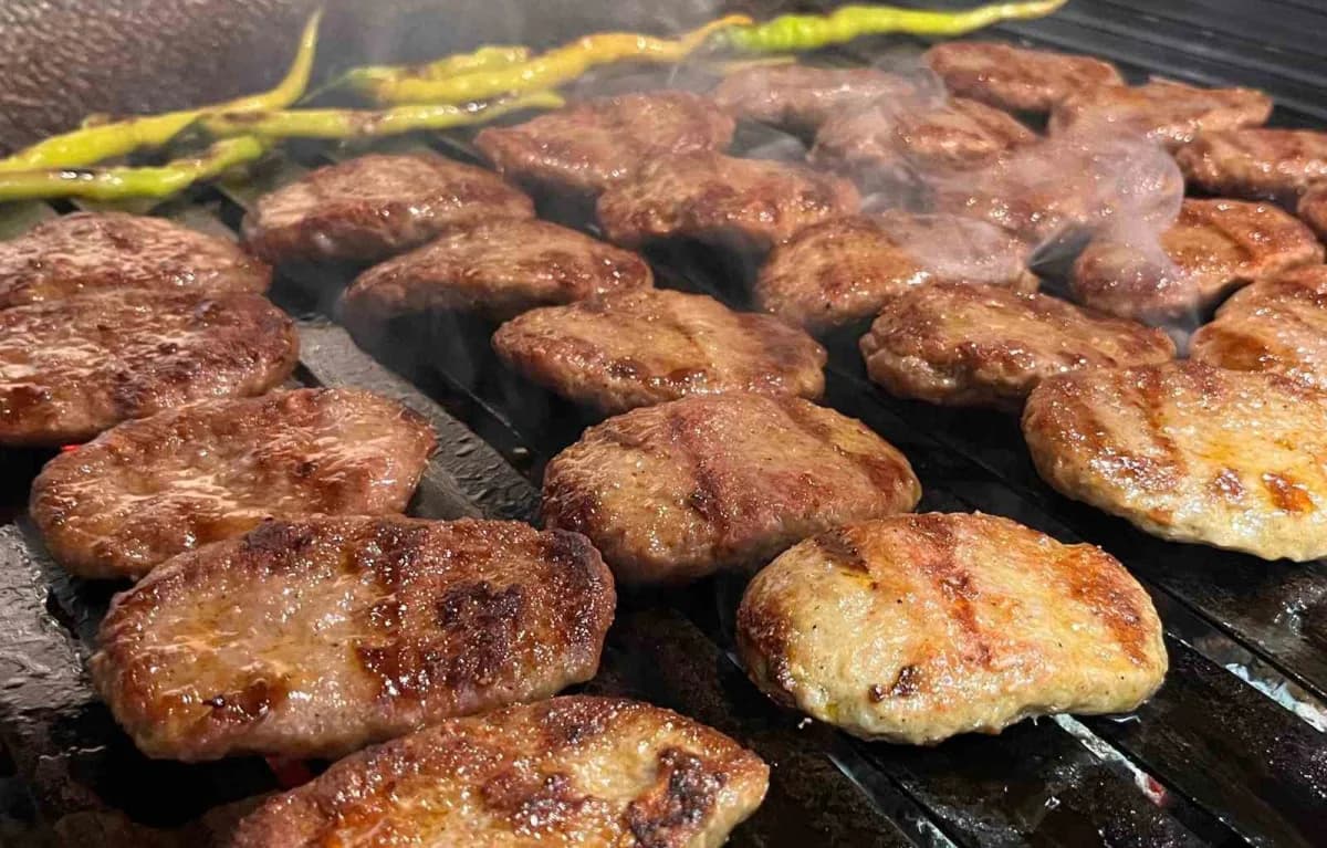 Tekirdağ Hayrabolu'da hazırlanan tescilli Çerkezmüsellim pabuç köftesi tabağı