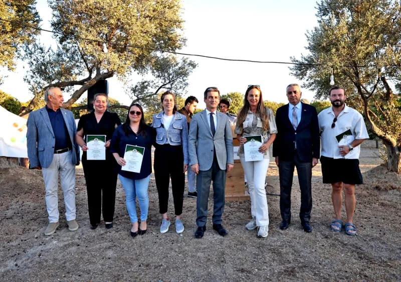 Çeşme Kent Konseyi gönüllülere teşekkür töreninde protokol üyeleri ve gönüllüler bir arada