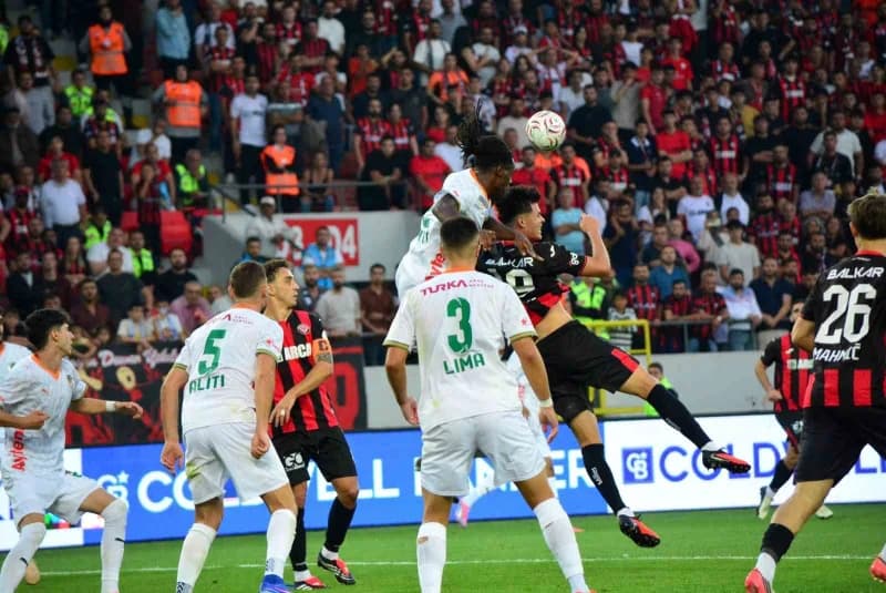 Çorum Şehir Stadı'nda oynanan Çorum FK ve Corendon Alanyaspor maçından bir an