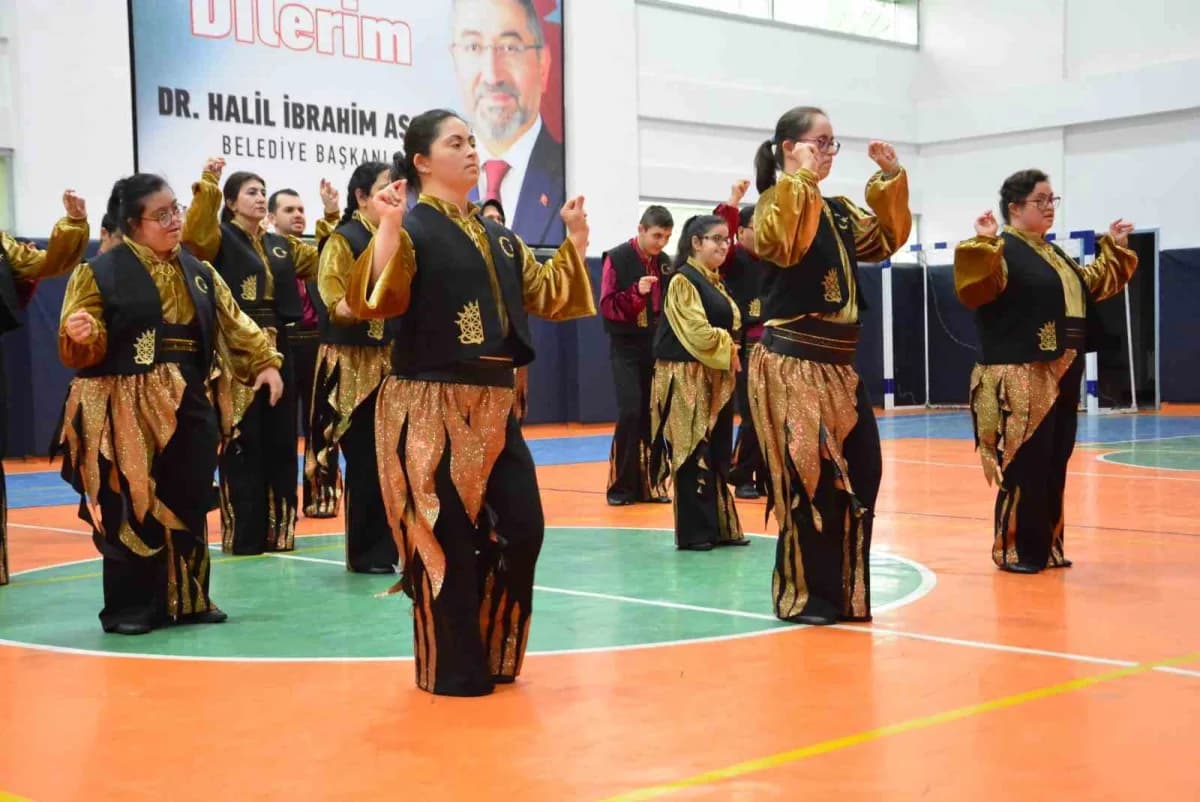 Çorum’da özel bireylerden oluşan halk oyunları ekibi TEKNOFEST hazırlıkları yaparken