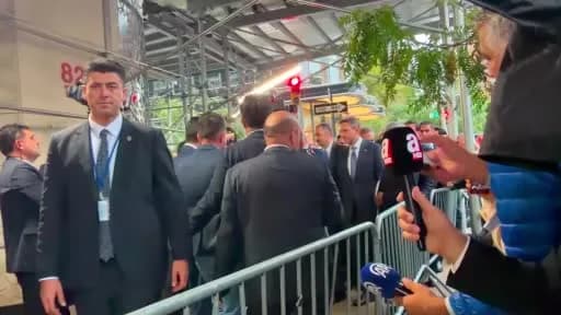 Cumhurbaşkanı Recep Tayyip Erdoğan, New York'taki Türkevi önünde Türk vatandaşları tarafından karşılanıyor