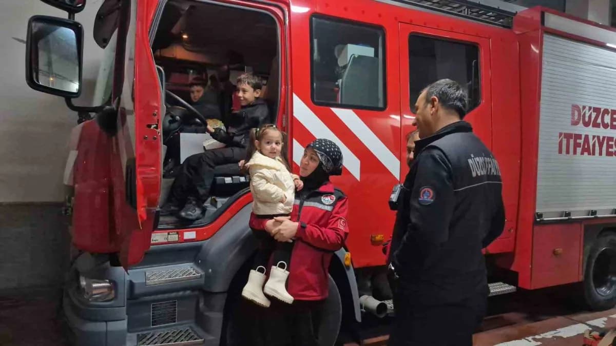 DAKE gönüllüleri Düzce Belediyesi İtfaiye Müdürlüğünü ziyaret ederek itfaiyecilere İtfaiye Haftası sürprizi yaptı