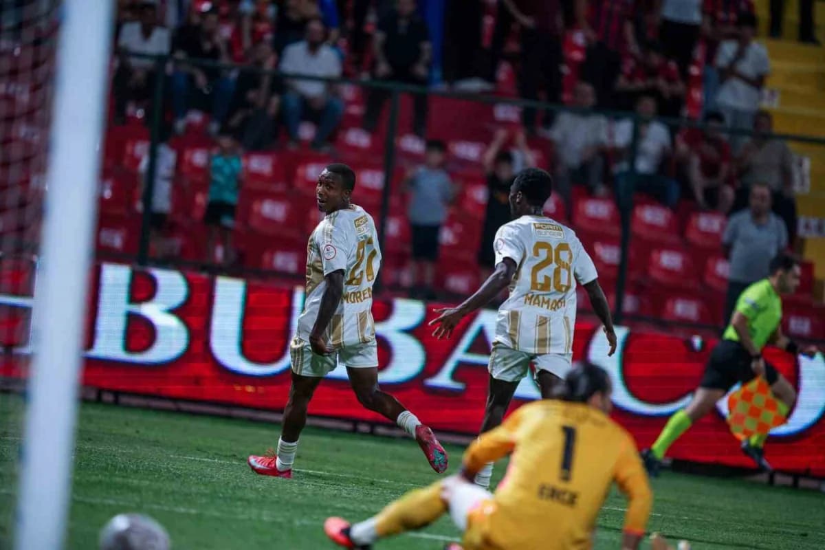 Kayserisporlu futbolcu Daniel Moreno maçta gol sevinci yaşarken