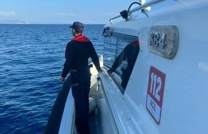 Muğla Datça Hastane Altı Plajı’nda denize giren yaşlı kadın boğulma tehlikesi sonrası sağlık ekipleri müdahale ediyor