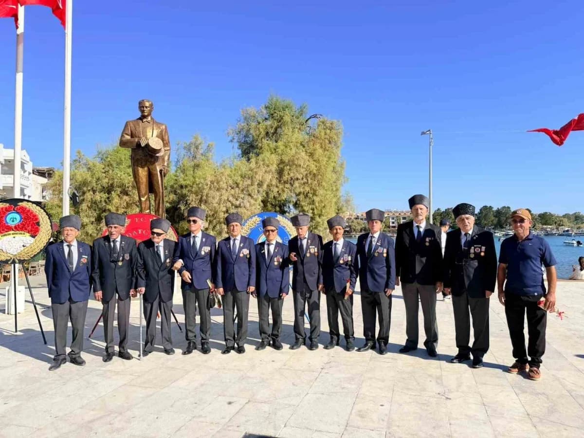 Datça Atatürk Anıtı önünde 19 Eylül Gaziler Günü töreninde katılımcılar ve gaziler