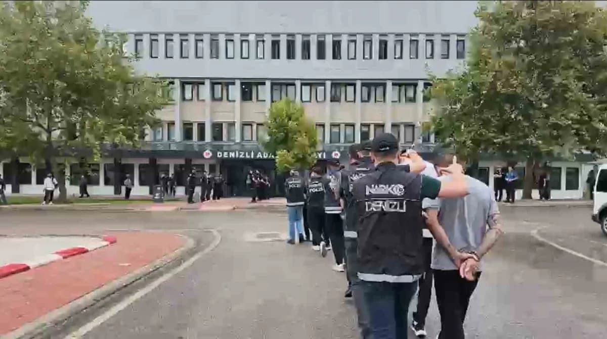 Denizli’de polis ekiplerinin uyuşturucu operasyonu sırasında ele geçirilen maddeler ve gözaltına alınan şüpheliler