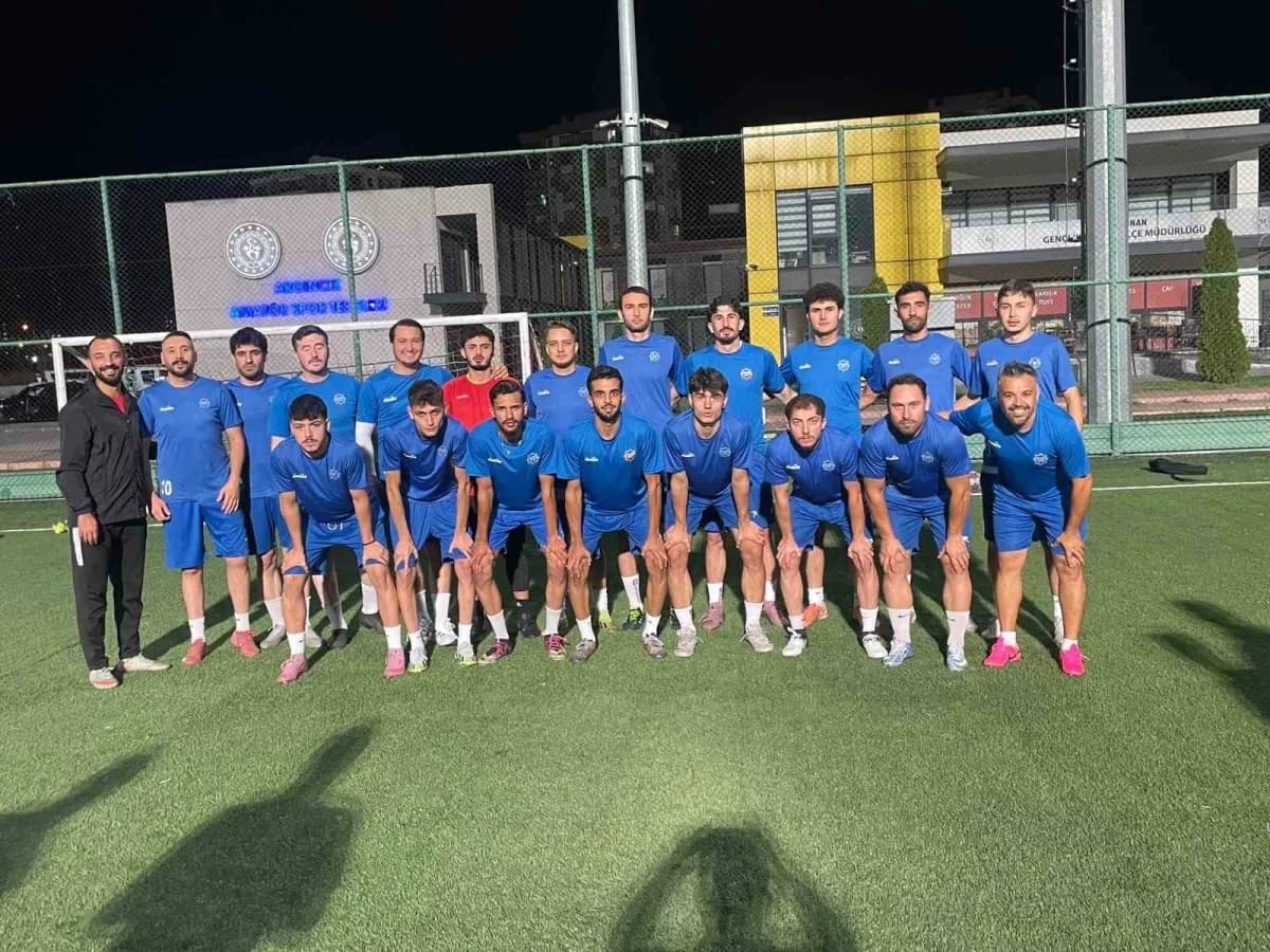 Develispor futbolcuları Kayseri Süper Amatör Küme yeni sezon hazırlıklarında antrenman yapıyor