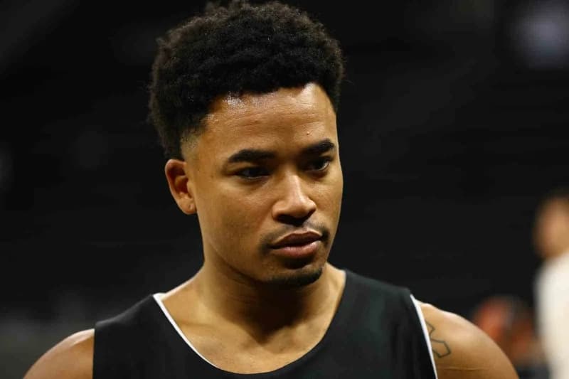 Beşiktaş Erkek Basketbol Takımı oyun kurucusu Devon Dotson medya gününde basın mensuplarına açıklama yapıyor