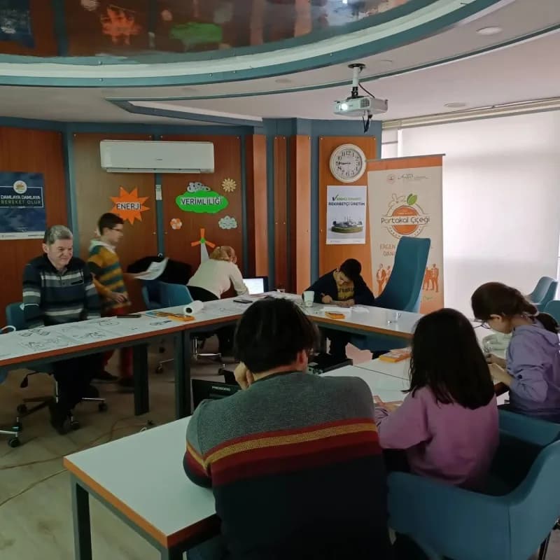Aydın’da gençlerin dikkat becerilerini geliştirmek için düzenlenen Dikkat Geliştirme Programı katılımcıları