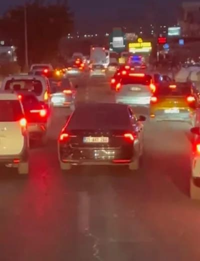 Diyarbakır Silvan Bulvarı'nda itfaiye aracına yol vermek için fermuar sistemine geçen sürücüler