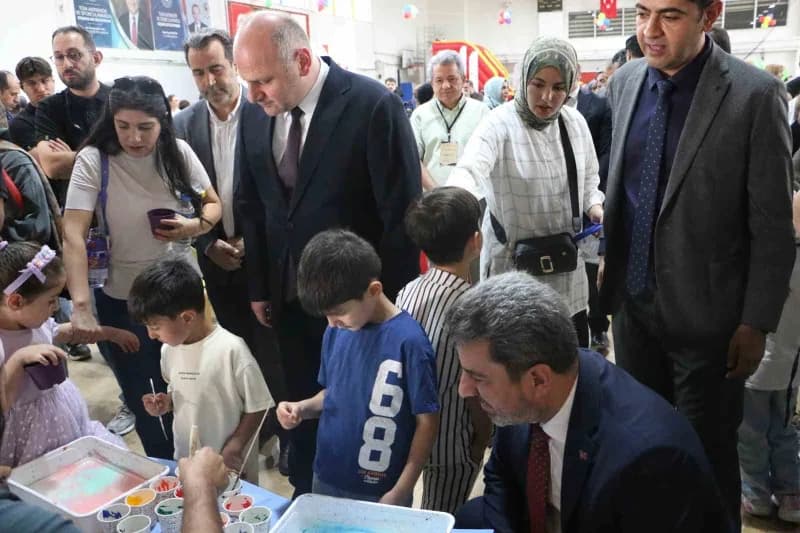 Diyarbakır’da Şehit Polis Halit Gülser Spor Kompleksinde düzenlenen Maarifin Kalbinde Oyun, Aile ve Çocuk Günü etkinliği