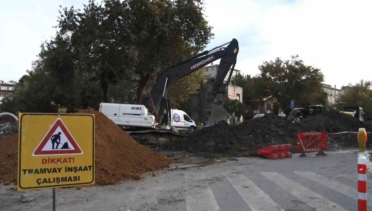 İstanbul Eyüpsultan'da İSKİ alt yapı çalışması sırasında delinmiş doğalgaz borusunun bulunduğu alan ve çevresinde güvenl