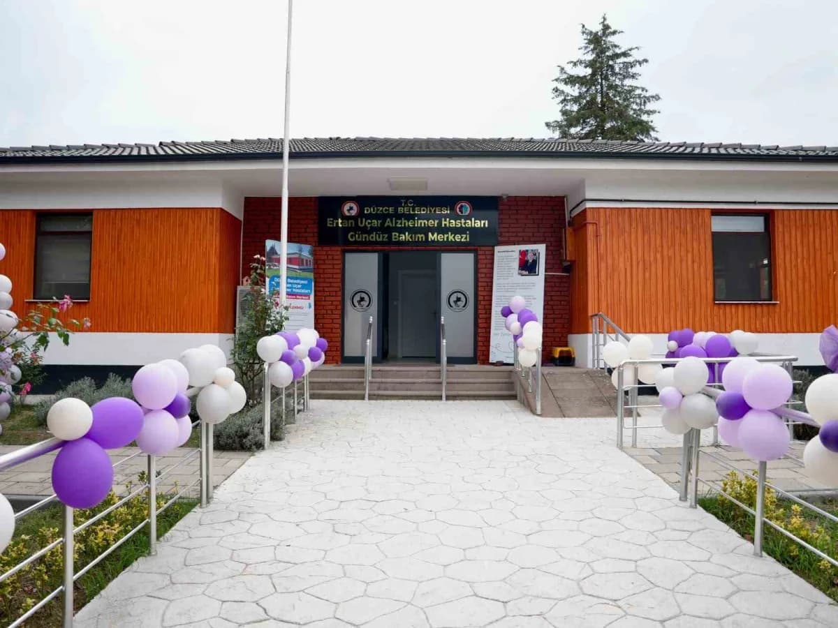 Düzce Alzheimer Merkezi’nde Dünya Alzheimer Günü kapsamında düzenlenen programda hasta ve yakınları bir arada