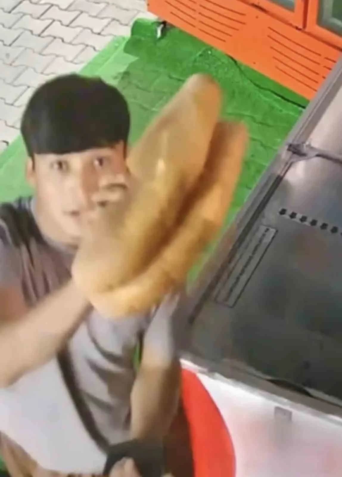 Düzce Gölyaka'da gece saatlerinde marketten ekmek alan gençlerin davranışı güvenlik kamerasına yansıdı