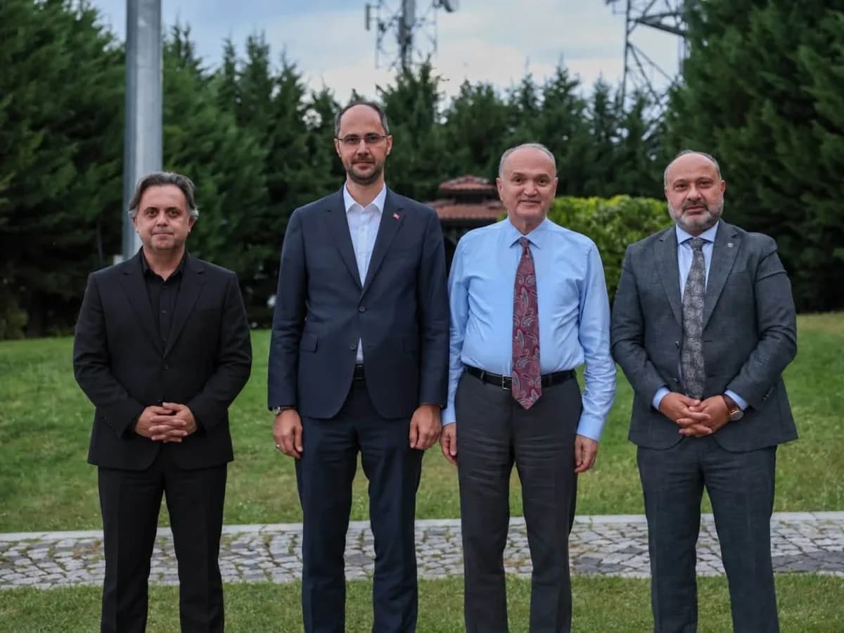 Düzce Mutfak Sanatları Merkezi’nde kentsel dönüşüm görüşmesi yapılırken katılımcılar toplantı halinde