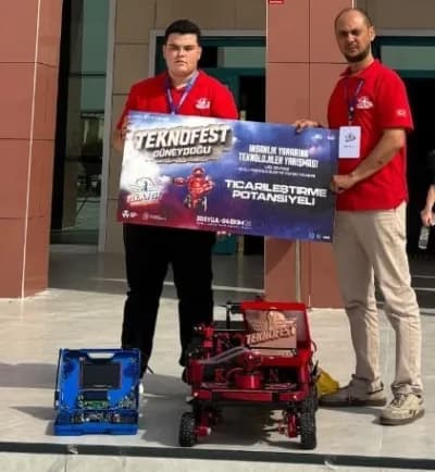 Düzce Gölyaka Şehit Serhat Bal Mesleki ve Teknik Anadolu Lisesi öğrencisi Efe Cinali TEKNOFEST ödül töreninde