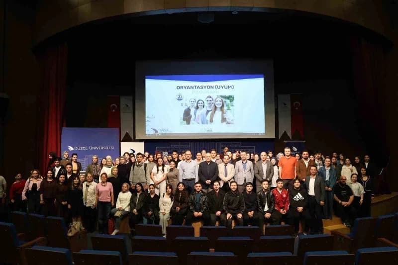 Düzce Üniversitesi kampüsünde 2026-2027 akademik yılı oryantasyon programı sırasında öğrenciler ve akademik personel