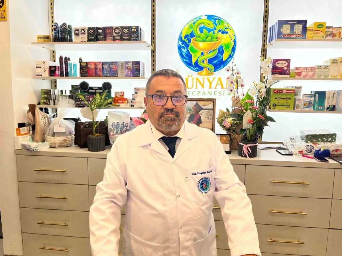 İzmir'de 65 yaşındaki Haydar Koçak, eczacı cübbesiyle diplomasını torunuyla birlikte aldı