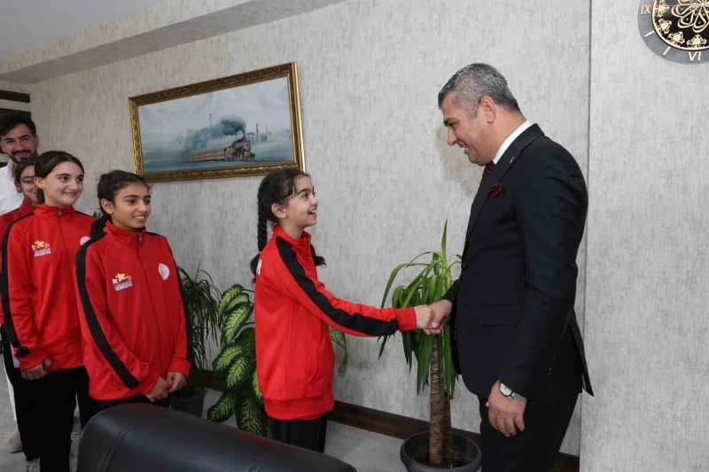 Horasan Mümtaz Turhan Ortaokulu öğrencisi Edanur Vural masa tenisi turnuvasında mücadele ederken