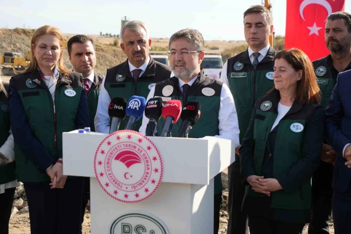 Tarım ve Orman Bakanı İbrahim Yumaklı Edirne Çömlekköy Barajı’nda inceleme yaparken