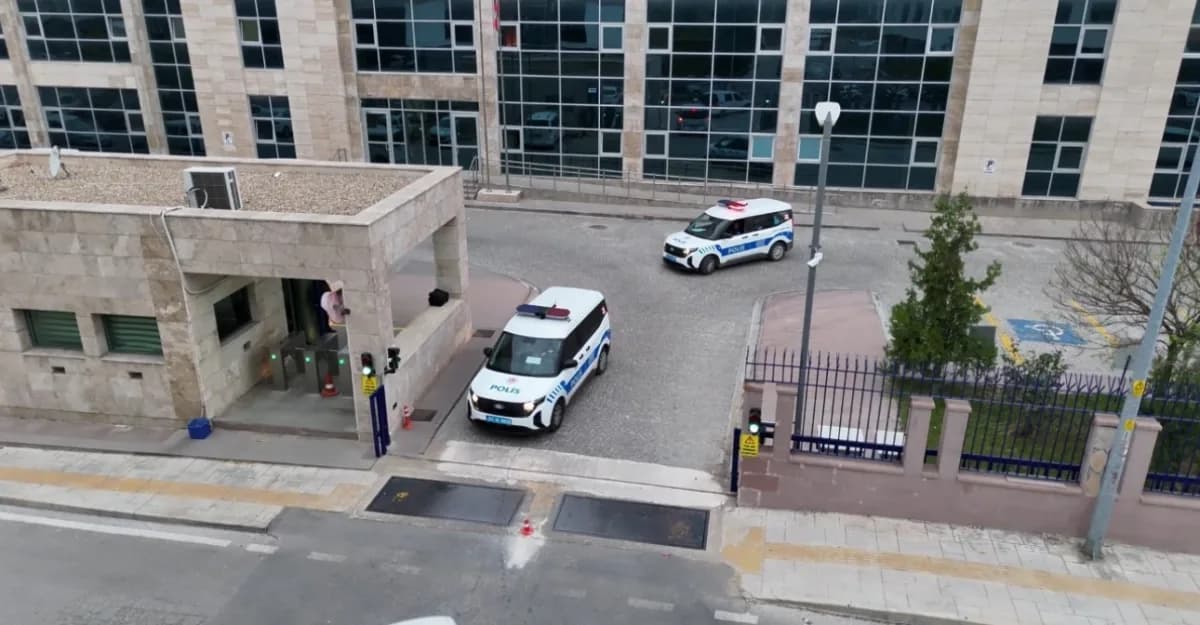 Edirne’de yasa dışı bahis operasyonu kapsamında polis ekipleri gözaltı işlemi yapıyor