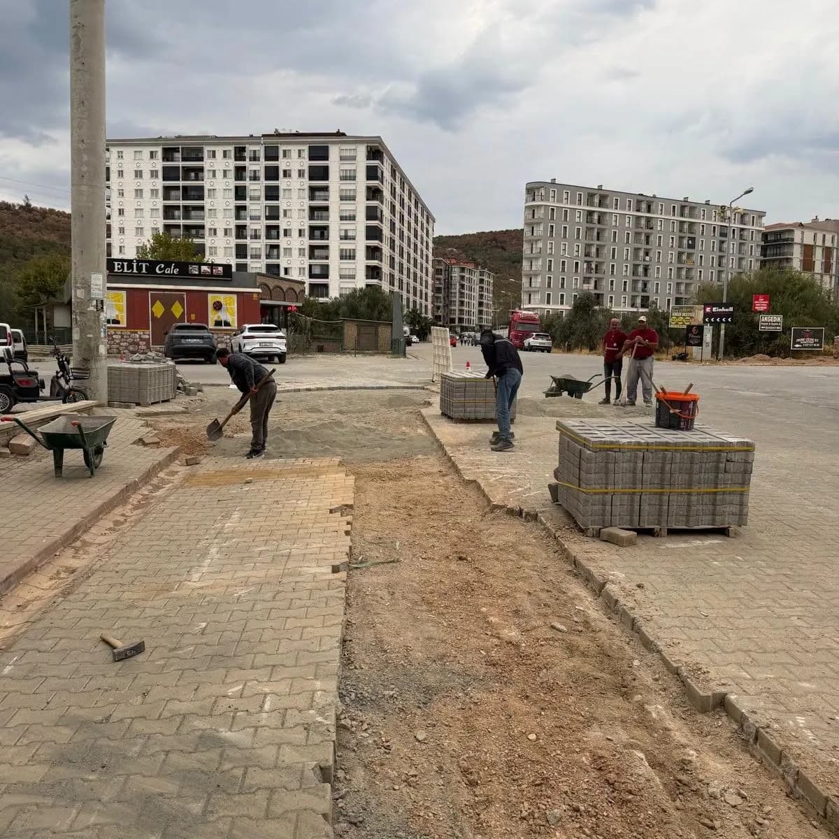 Balıkesir Edremit Kadıköy Mahallesi 20140. Sokak'ta devam eden yol çalışmaları