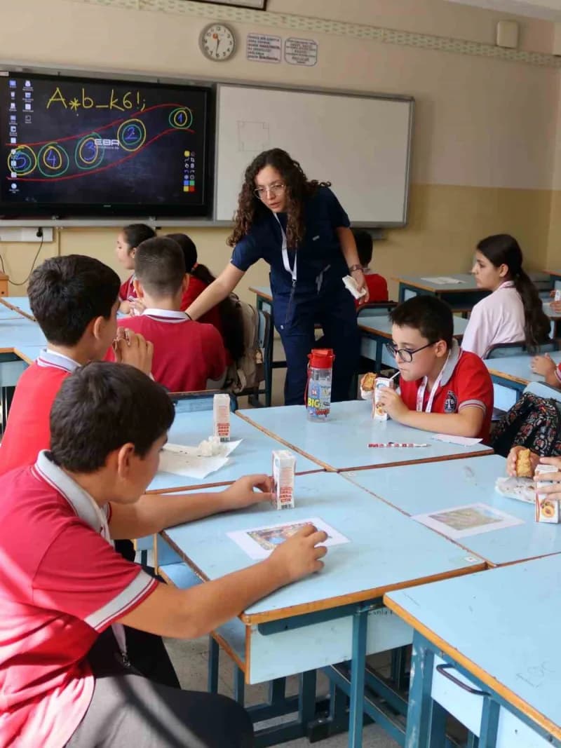 Efeler ilçesinde köy okullarında dijital eğitim projesi kapsamında öğrenciler teknoloji kullanıyor