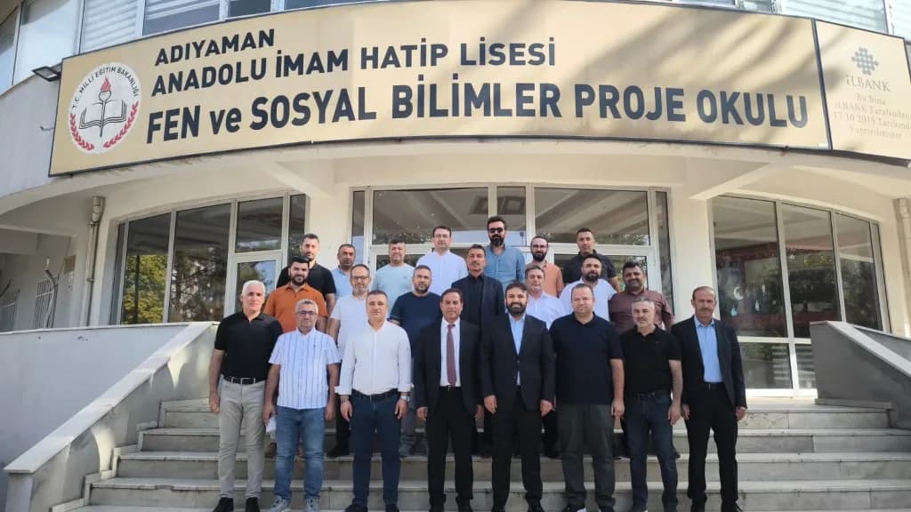 Mücahit Tekin ve ekibi Adıyaman Anadolu İmam Hatip Lisesi Fen ve Sosyal Bilimler Proje Okulu önünde öğretmenlerle toplu fotoğrafta
