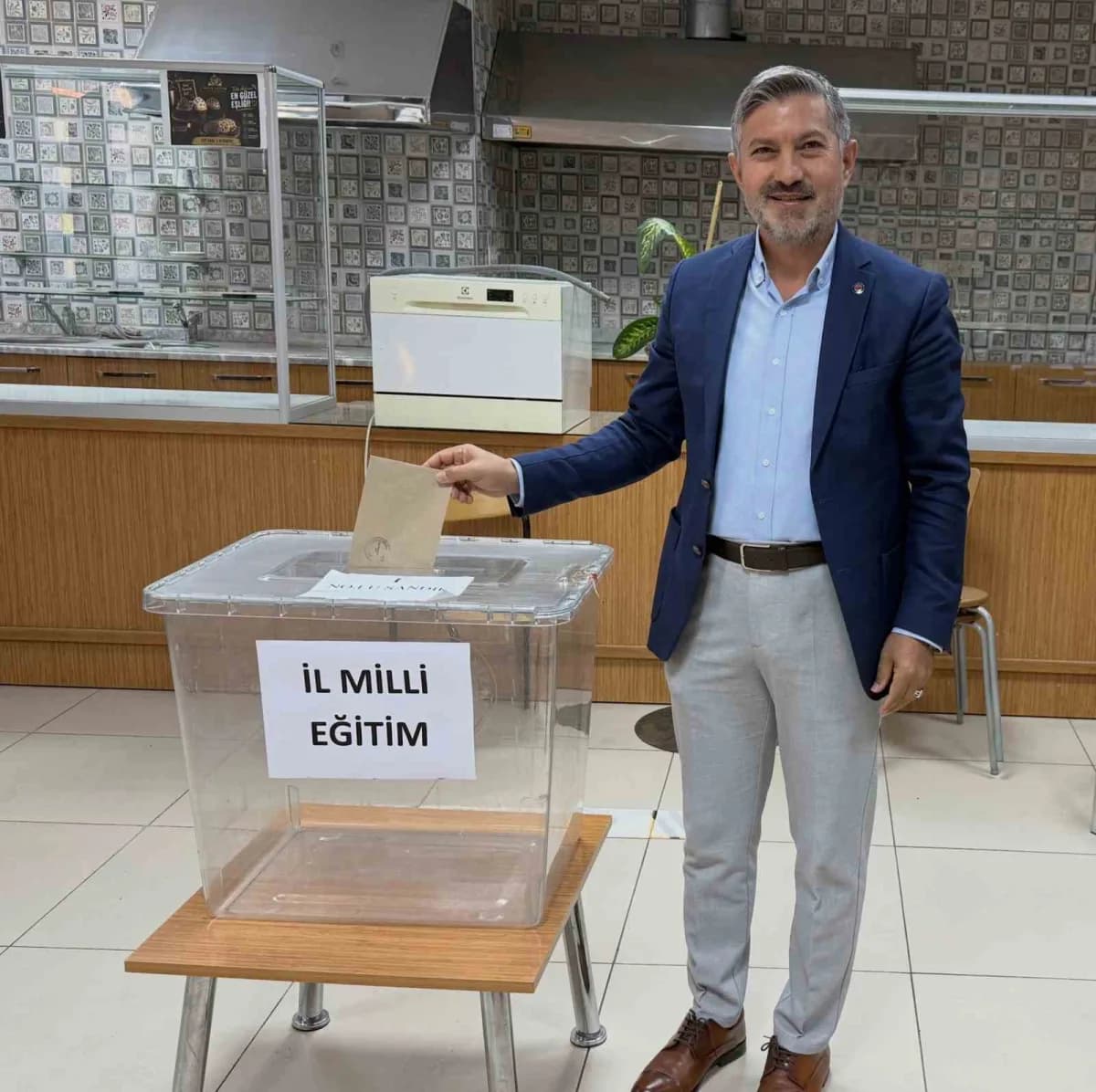 Eğitim Bir-Sen Muğla Şube Başkanı Önder Uçak delege seçimleri hakkında açıklama yapıyor