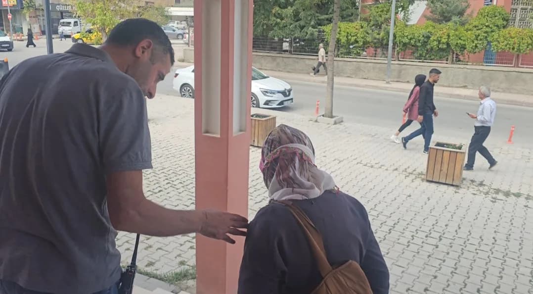 Elazığ’da zabıta ekipleri dilencilere yönelik denetim sırasında görev yapıyor