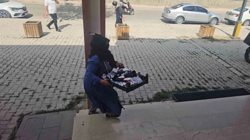 Elazığ’da zabıta ekipleri cuma namazı çıkışı dilencilere yönelik operasyon yaparken görüntü