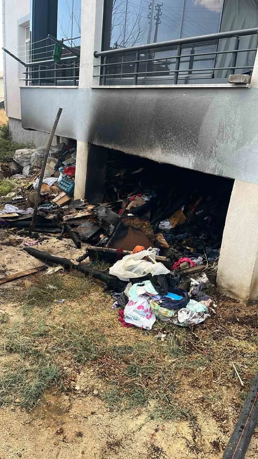 Elazığ Kovancılar ilçesinde balkon altında çıkan yangına müdahale eden itfaiye ekipleri