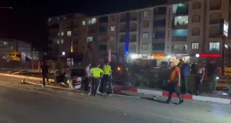 Elazığ Kovancılar ilçesinde refüje çıkan araç ve aydınlatma direği kazası sonrası olay yeri