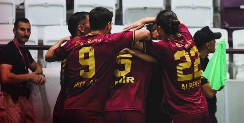 Elazığspor futbolcuları antrenman sahasında çalışırken teknik direktör Serdar Bozkurt oyunculara 2 gün izin verdi