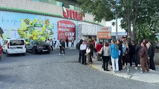 Küçükçekmece’de bir otoparkta elektrikli araç yangını sonrası itfaiye ekiplerinin müdahalesi