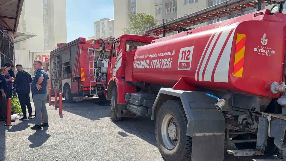 Küçükçekmece’de market zincirine ait genel müdürlük binasının otoparkında elektrikli araç yangını sonrası itfaiye ekiple