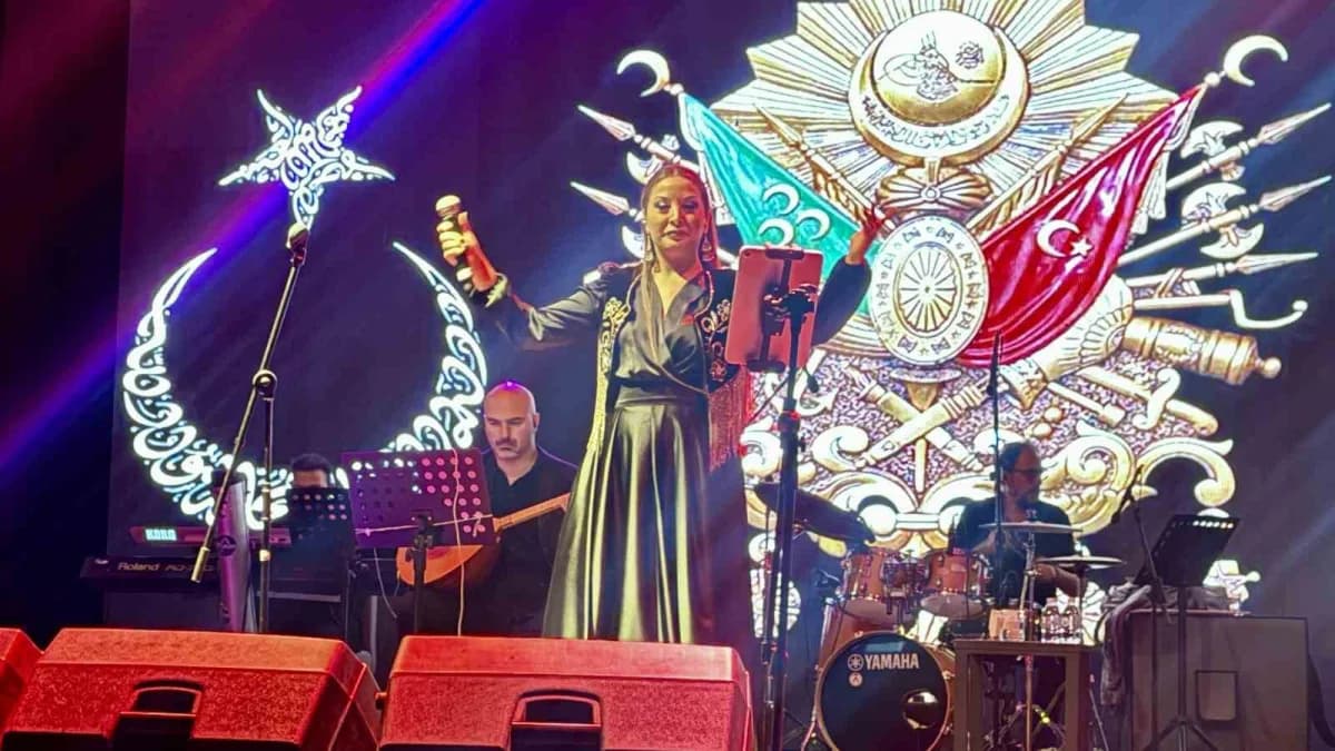 Bodrum The Oba Otel’de sahnede Türk halk müziği sanatçısı Elif Avcı performans sergiliyor