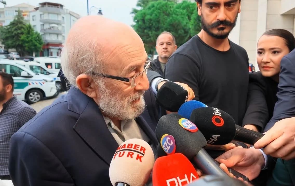 Emin Olcay Silivri Adliyesi önünde açıklama yapıyor