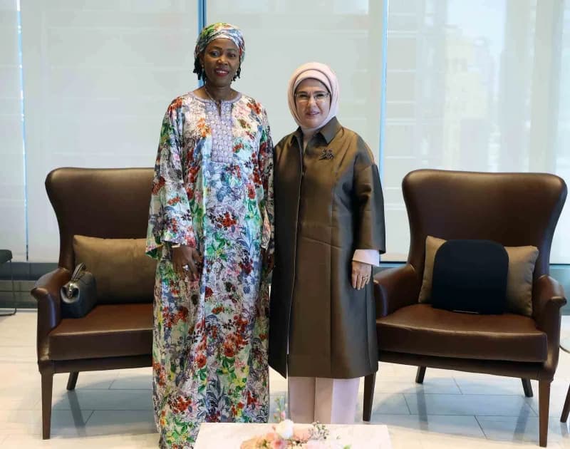 Emine Erdoğan ve Fatima Maada Bio Türkevi’nde görüşme yaparken