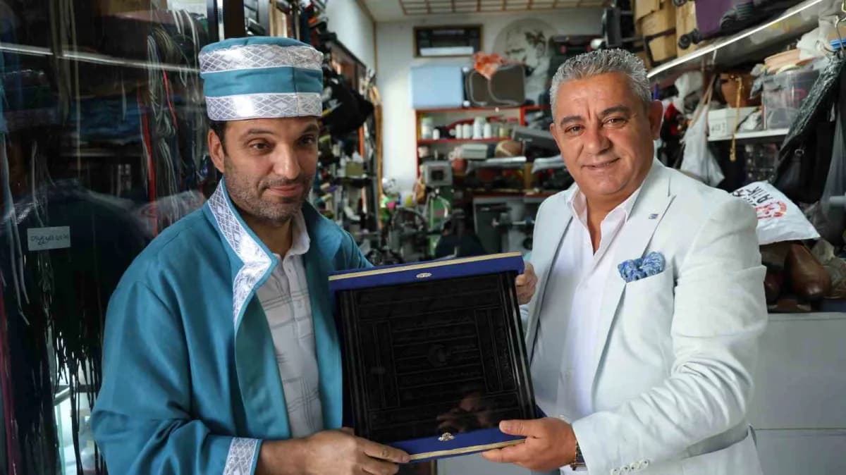 Kırşehir’de Ahilik Haftası kutlamalarında engelli esnaf Ayvaz Şenlik şed kuşanma töreninde kaftan giyerken