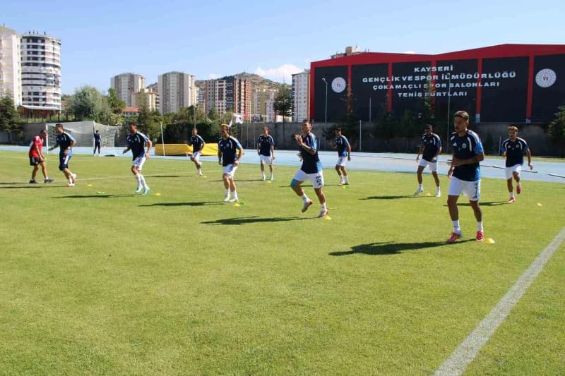 Erciyes 38 FK futbolcuları antrenman sahasında çalışmalarına hazırlanıyor