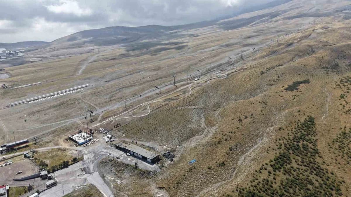 Erciyes Kayak Merkezi’nde kurulum aşamasında olan yaklaşık 1.100 metrelik dağ kızağı parkuru ve teknik ekip çalışması