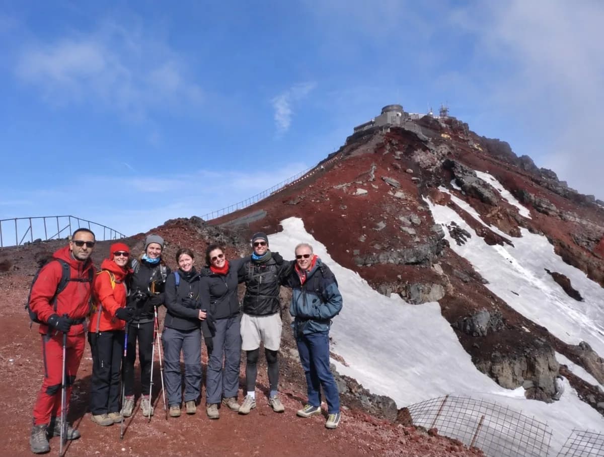 Erol Hanlıgil, Japonya’daki 3 bin 776 metre yüksekliğindeki Fuji Dağı zirvesinde poz veriyor