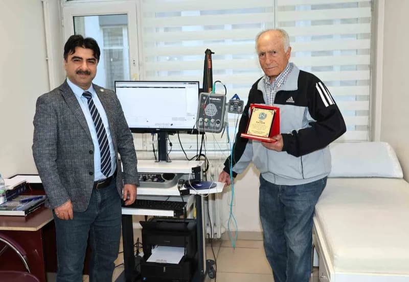 Erciyes Üniversitesi Hastanesi EEG-EMG Ünitesi için bağışlanan EMG cihazı ve tören katılımcıları