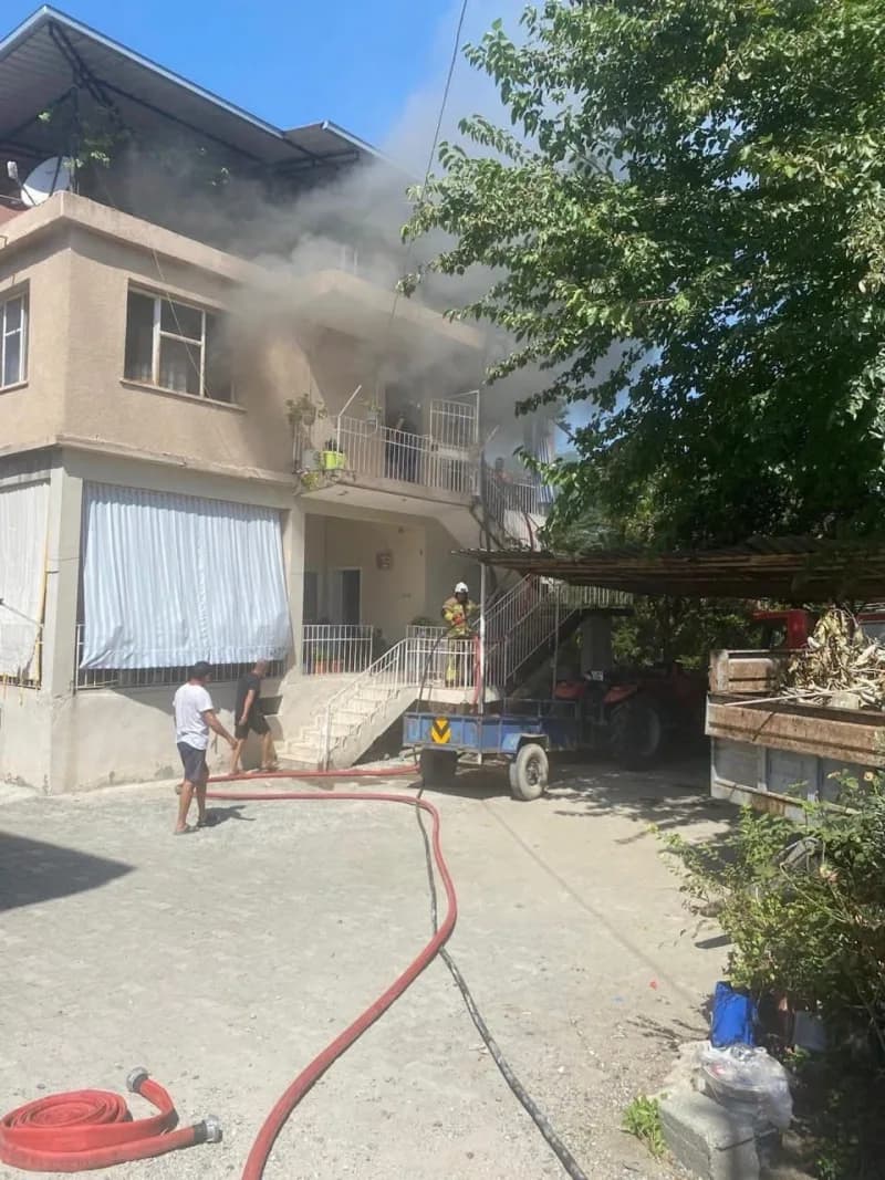 Hatay Erzin ilçesinde 2 katlı evin üst katında çıkan yangın sonrası ekiplerin müdahalesi