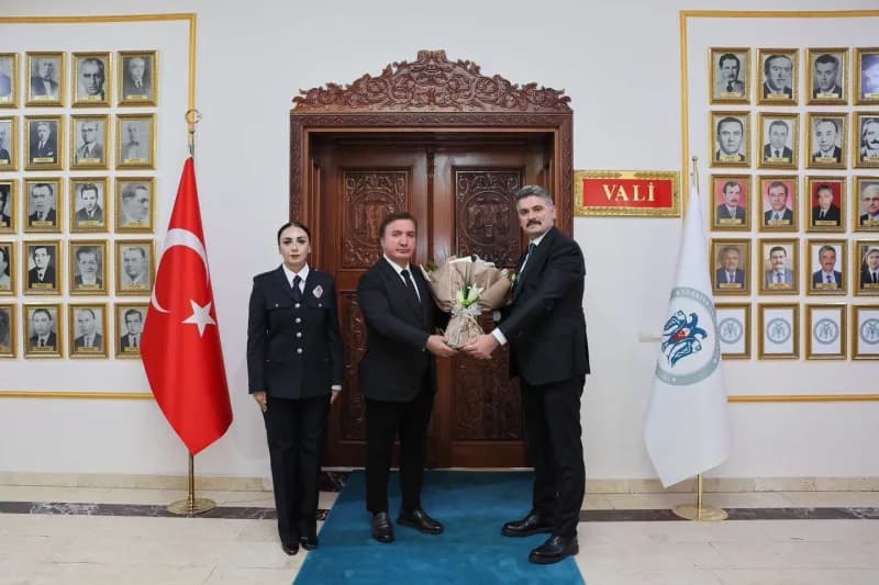 Erzincan Valisi Hamza Aydoğdu, İl Emniyet Müdürü Esat Feryadi Doköz ile valilik makamında görüşüyor