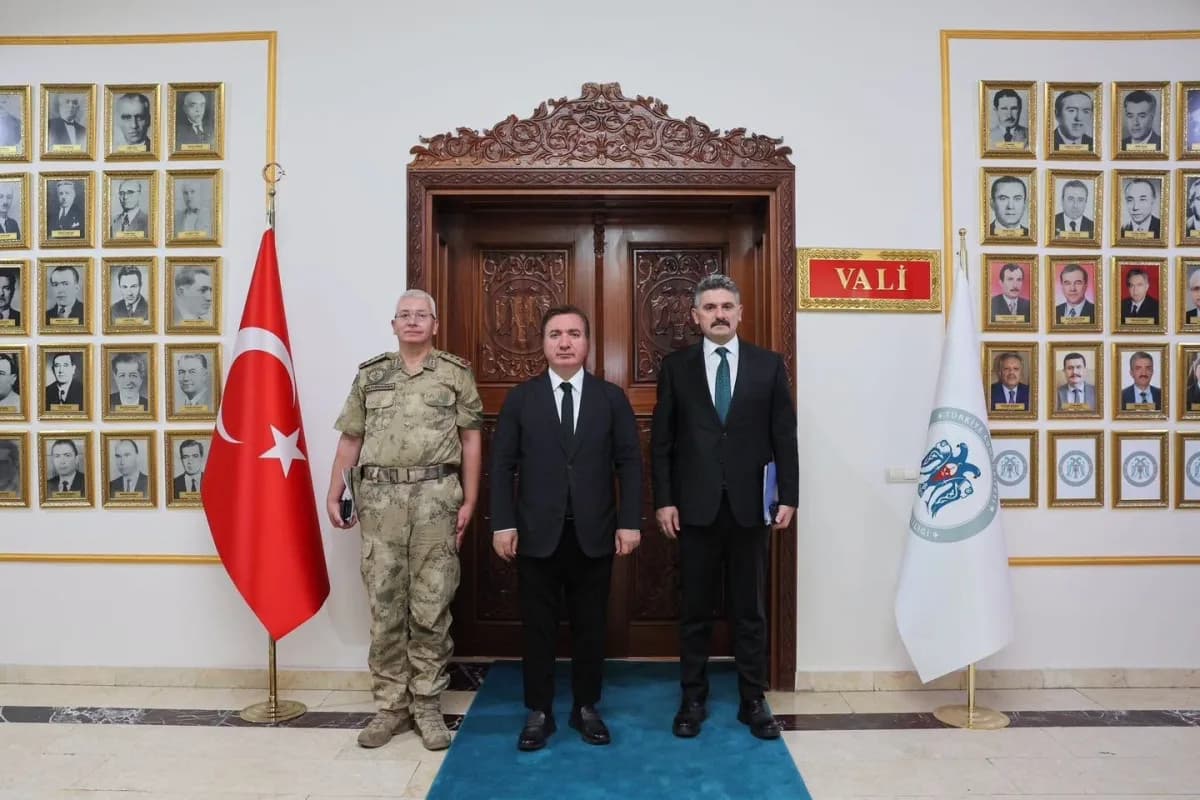 Erzincan Valiliğinde güvenlik ve asayiş toplantısı sırasında Vali Hamza Aydoğdu ve güvenlik yetkilileri